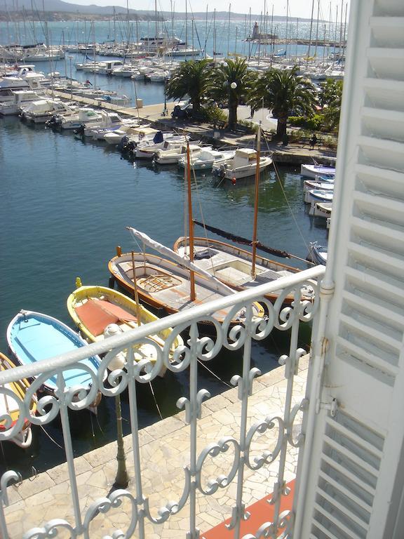 Hotel Restaurant De La Tour Sanary-sur-Mer Εξωτερικό φωτογραφία